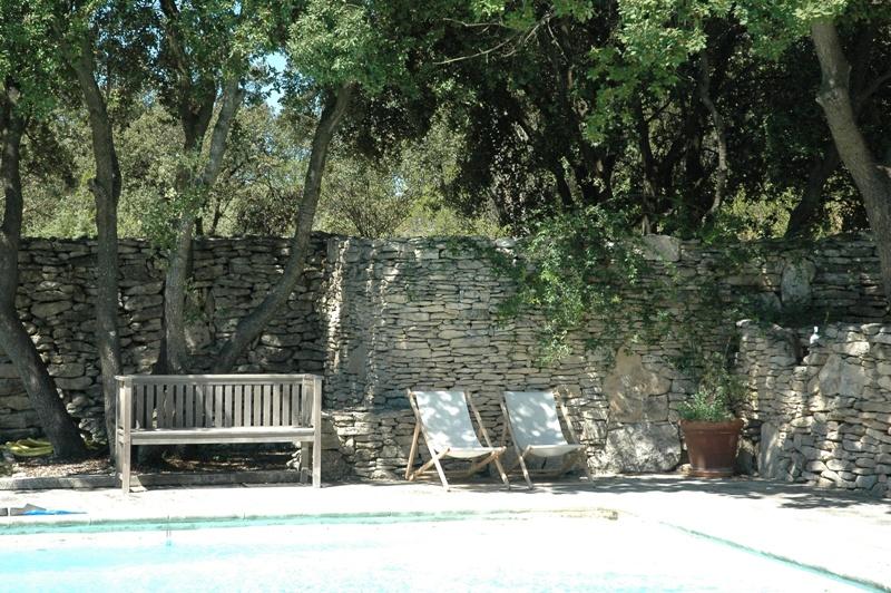 Luberon, maison dans la garrigue avec tennis et piscine